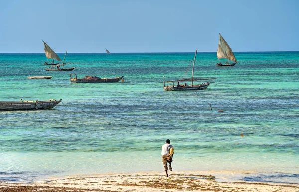 Nungwi, Zanzibar, Tanzanya - Ocak 2023: Güneşli havalarda resim plajı