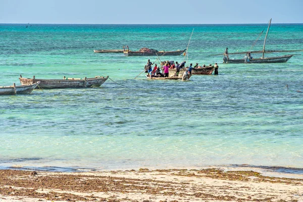 Nungwi, Zanzibar, Tanzanya - Ocak 2023: Güneşli havalarda resim plajı