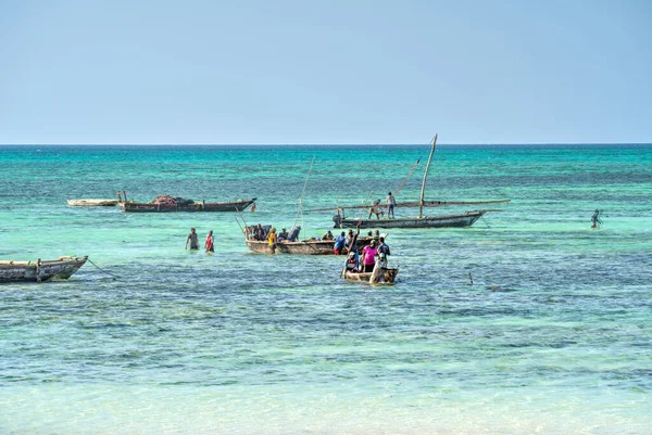 Nungwi, Zanzibar, Tanzanya - Ocak 2023: Güneşli havalarda resim plajı