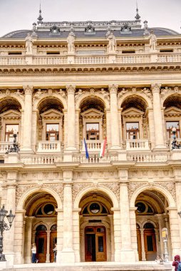 Budapeşte, Macaristan - Mart 2023: Bulutlu havada tarihi kent merkezi, HDR Görüntü