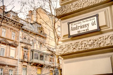 Budapeşte, Macaristan - Mart 2023: Bulutlu havada tarihi kent merkezi, HDR Görüntü