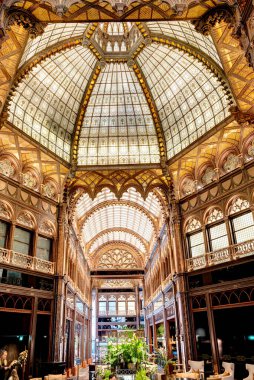 Budapeşte, Macaristan - Mart 2023: Bulutlu havada tarihi kent merkezi, HDR Görüntü