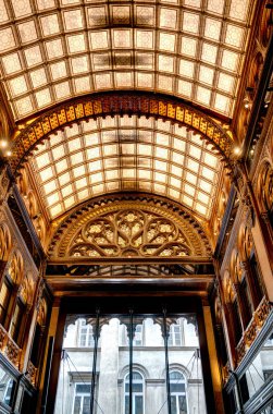 Budapeşte, Macaristan - Mart 2023: Bulutlu havada tarihi kent merkezi, HDR Görüntü