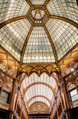 Budapeşte, Macaristan - Mart 2023: Bulutlu havada tarihi kent merkezi, HDR Görüntü