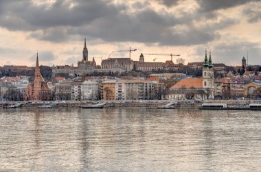 Budapeşte, Macaristan - Mart 2023: Bulutlu havada tarihi kent merkezi, HDR Görüntü