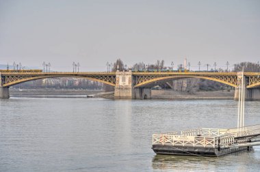 Budapeşte, Macaristan - Mart 2023: Bulutlu havada tarihi kent merkezi, HDR Görüntü