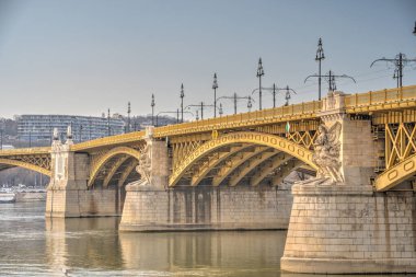 Budapeşte, Macaristan - Mart 2023: Bulutlu havada tarihi kent merkezi, HDR Görüntü