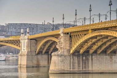 Budapeşte, Macaristan - Mart 2023: Bulutlu havada tarihi kent merkezi, HDR Görüntü