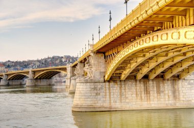 Budapeşte, Macaristan - Mart 2023: Bulutlu havada tarihi kent merkezi, HDR Görüntü