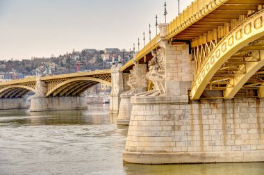 Budapeşte, Macaristan - Mart 2023: Bulutlu havada tarihi kent merkezi, HDR Görüntü