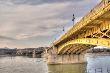 Budapeşte, Macaristan - Mart 2023: Bulutlu havada tarihi kent merkezi, HDR Görüntü