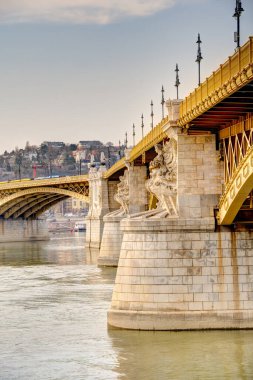 Budapeşte, Macaristan - Mart 2023: Bulutlu havada tarihi kent merkezi, HDR Görüntü