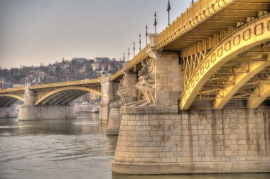 Budapeşte, Macaristan - Mart 2023: Bulutlu havada tarihi kent merkezi, HDR Görüntü