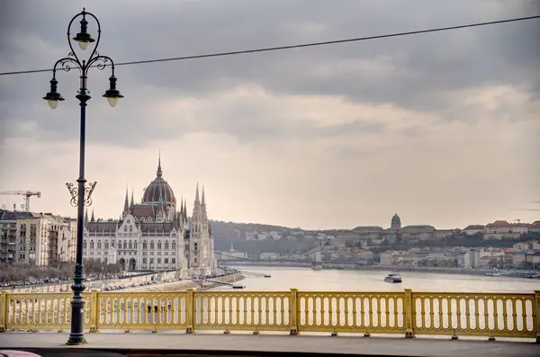 匈牙利布达佩斯 2023年3月 多云天气下的历史市中心 人类发展报告处图像 — 图库照片