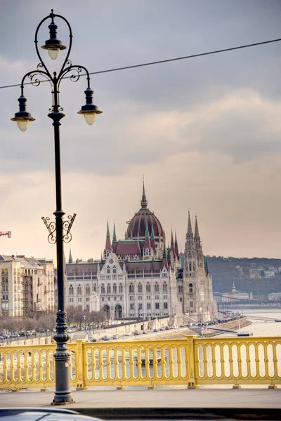 匈牙利布达佩斯 2023年3月 多云天气下的历史市中心 人类发展报告处图像 — 图库照片