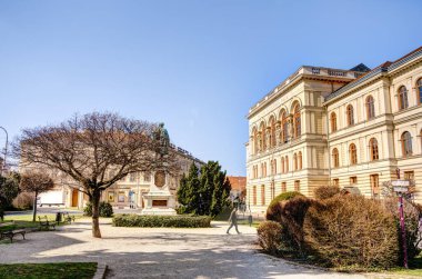 Sopron, Macaristan - Mart 2023: Güneşli havada tarihi kent merkezi, HDR Görüntü