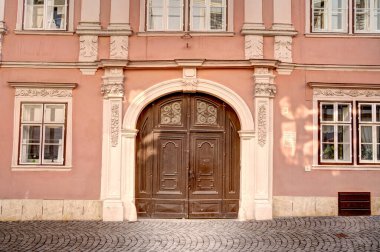 Sopron, Macaristan - Mart 2023: Güneşli havada tarihi kent merkezi, HDR Görüntü