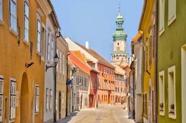 Sopron, Macaristan - Mart 2023: Güneşli havada tarihi kent merkezi, HDR Görüntü