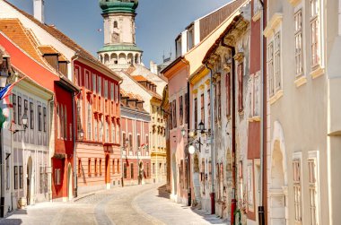 Sopron, Macaristan - Mart 2023: Güneşli havada tarihi kent merkezi, HDR Görüntü