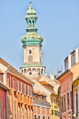 Sopron, Macaristan - Mart 2023: Güneşli havada tarihi kent merkezi, HDR Görüntü