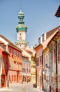 Sopron, Macaristan - Mart 2023: Güneşli havada tarihi kent merkezi, HDR Görüntü