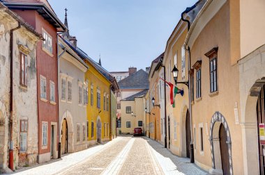 Sopron, Macaristan - Mart 2023: Güneşli havada tarihi kent merkezi, HDR Görüntü