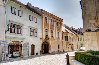 Sopron, Macaristan - Mart 2023: Güneşli havada tarihi kent merkezi, HDR Görüntü