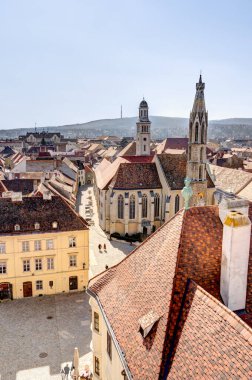 Sopron, Macaristan - Mart 2023: Güneşli havada tarihi kent merkezi, HDR Görüntü