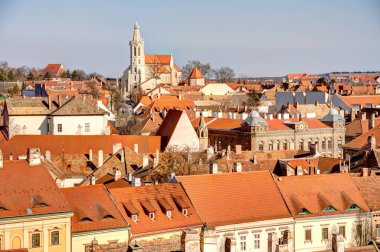 Sopron, Macaristan - Mart 2023: Güneşli havada tarihi kent merkezi, HDR Görüntü