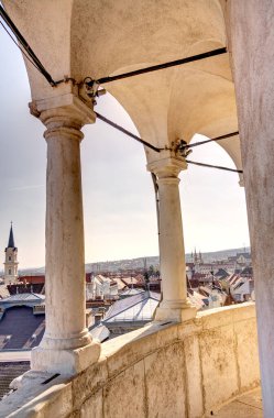 Sopron, Macaristan - Mart 2023: Güneşli havada tarihi kent merkezi, HDR Görüntü