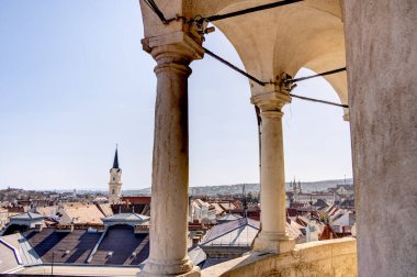 Sopron, Macaristan - Mart 2023: Güneşli havada tarihi kent merkezi, HDR Görüntü