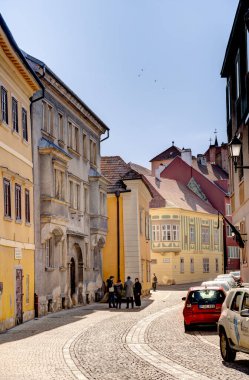 Sopron, Macaristan - Mart 2023: Güneşli havada tarihi kent merkezi, HDR Görüntü