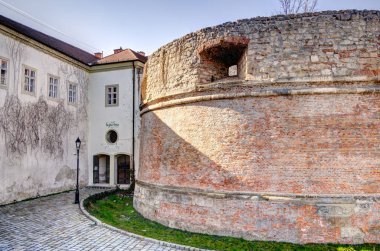 Sopron, Macaristan - Mart 2023: Güneşli havada tarihi kent merkezi, HDR Görüntü