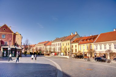 Sopron, Macaristan - Mart 2023: Güneşli havada tarihi kent merkezi, HDR Görüntü