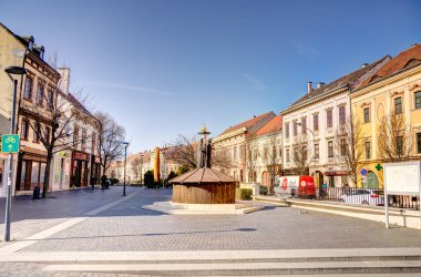 Sopron, Macaristan - Mart 2023: Güneşli havada tarihi kent merkezi, HDR Görüntü