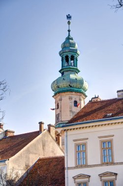 Sopron, Macaristan - Mart 2023: Güneşli havada tarihi kent merkezi, HDR Görüntü