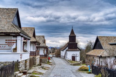 Holloko, Macaristan - Mart 2023: Bulutlu havada resim köyü, HDR Görüntü