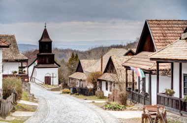 Holloko, Macaristan - Mart 2023: Bulutlu havada resim köyü, HDR Görüntü
