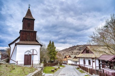 Holloko, Macaristan - Mart 2023: Bulutlu havada resim köyü, HDR Görüntü