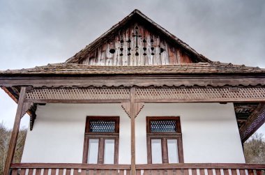 Holloko, Macaristan - Mart 2023: Bulutlu havada resim köyü, HDR Görüntü