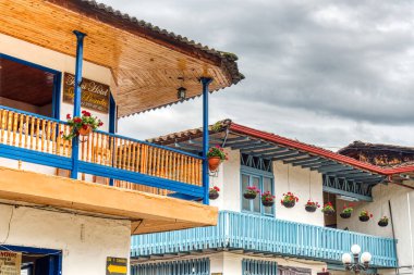 Jardin, Kolombiya - Mayıs 2019: Jardin, Kolombiya 'daki eski renkli koloni evleri
