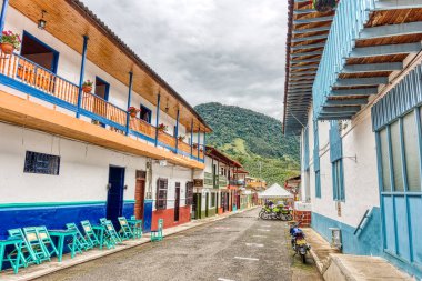 Jardin, Kolombiya - Mayıs 2019: Jardin, Kolombiya 'daki eski renkli koloni evleri