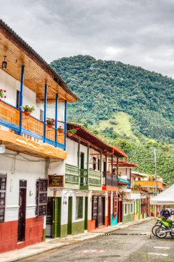 Jardin, Kolombiya - Mayıs 2019: Jardin, Kolombiya 'daki eski renkli koloni evleri