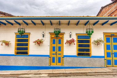 Jardin, Kolombiya - Mayıs 2019: Jardin, Kolombiya 'daki eski renkli koloni evleri