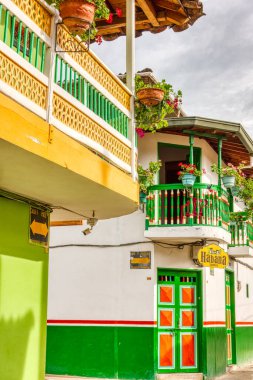Jardin, Kolombiya - Mayıs 2019: Jardin, Kolombiya 'daki eski renkli koloni evleri
