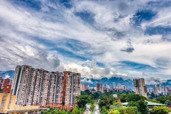 Medellin Kolombiya Mayıs 2019 Bulutlu Havada Dağların Arasında Şehrin Havadan — Stok fotoğraf