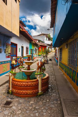 Guatape, Kolombiya - Nisan 2019: Bulutlu havada renkli evler, HDR resmi