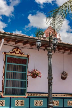 Guatape, Kolombiya - Nisan 2019: Bulutlu havada renkli evler, HDR resmi