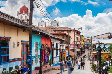 Guatape, Kolombiya - Nisan 2019: Bulutlu havada renkli evler, HDR resmi