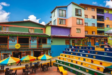 Guatape, Kolombiya - Nisan 2019: Bulutlu havada renkli evler, HDR resmi